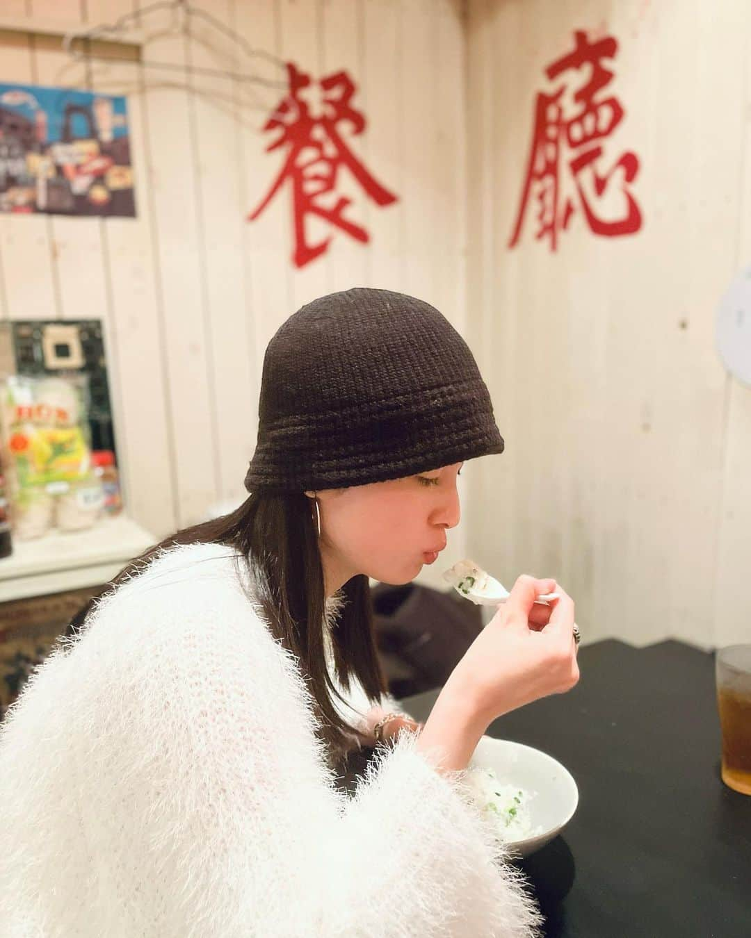 奥村佳恵のインスタグラム：「🤍❤️ #猫舌」