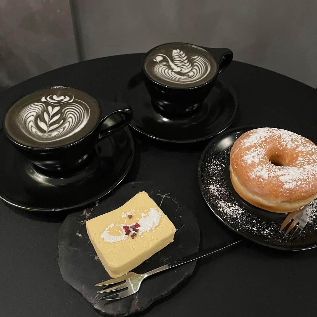西片圭佑のインスタグラム：「♥𓅯  名物のブラックラテ☕︎ 苦そうですが甘いです✌🏿  口にブラックラテ付いたままだった。w  #外苑前カフェ #表参道カフェ #無機質カフェ #ラテアート ________________________」