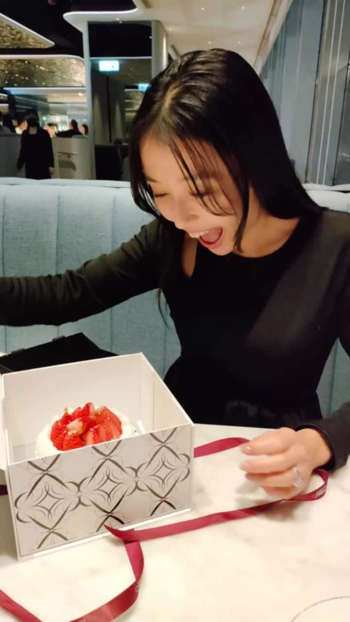 渡辺未優のインスタグラム：「. お誕生日でした。 ここのケーキが食べたいとリクエストしたこともあり大喜び。 写真見たら開けた瞬間想像してた以上に喜んでた😂  日々たくさん笑っていたいね♡  #2月22日生まれ #Feb22 #Birthday」