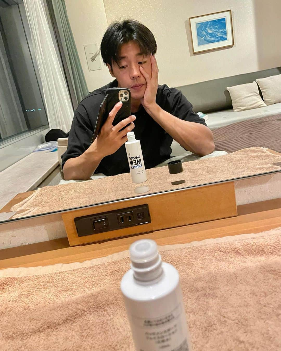 羽根田卓也さんのインスタグラム写真 - (羽根田卓也Instagram)「バッサメンのフェイスローションは、とてもさっぱりしていて、スポーツやトレーニング後のケアにぴったりです👌 日焼けと乾燥にさらされる日々なので、アイエッセンスもとても助かります💧  #バッサメンスポーツ #wassermensports」2月28日 21時50分 - takuya_haneda