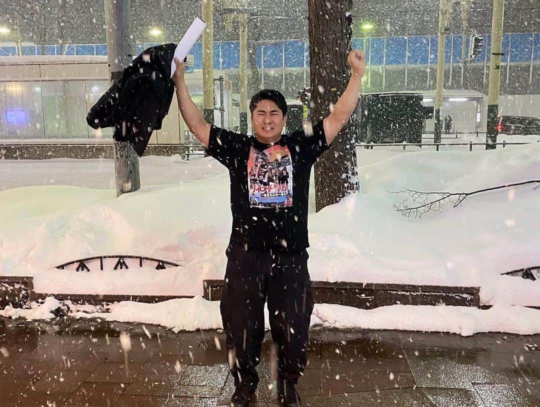 青木優也のインスタグラム：「北海道最高！！  1枚目　気分はロッキー4 2枚目　札幌といえばピッカーニャ 3枚目　会食前にどうしても食べたかった海鮮丼 4枚目　釧路と言えばかしわぬき 5枚目　釧路と言えばスパカツ 6枚目　帯広の新鮮お刺身達 7枚目　調子に乗ったら高くついた勝手丼 8枚目　風味豊かな海老塩ラーメン(めちゃくちゃ美味しかった) 9枚目　チキンパリパリで自分好みにカスタムできるスープカレー 10枚目　家族に蟹  #5キロ太った」