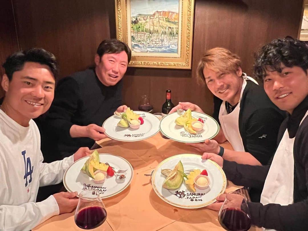 甲斐拓也さんのインスタグラム写真 - (甲斐拓也Instagram)「捕手会❗️ とても良い時間でした。  最強な仲間と、最高の景色を見れるように力を合わせて頑張ります‼️  #村田善則コーチ #中村悠平さん #大城卓三 #捕手会」2月28日 21時58分 - kai19official