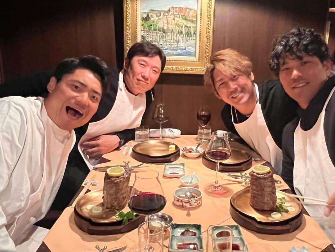 甲斐拓也さんのインスタグラム写真 - (甲斐拓也Instagram)「捕手会❗️ とても良い時間でした。  最強な仲間と、最高の景色を見れるように力を合わせて頑張ります‼️  #村田善則コーチ #中村悠平さん #大城卓三 #捕手会」2月28日 21時58分 - kai19official