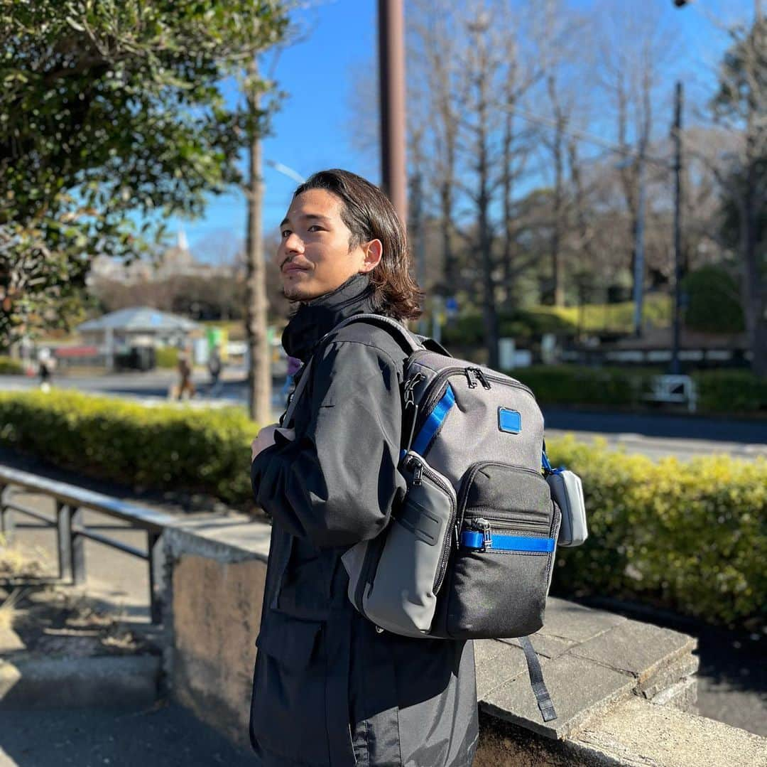 関川良のインスタグラム：「@tumitravel のナヴィゲーション バックパック✨  打ち合わせや勉強の時にパソコンや書類も持ち運ぶのにちょうど良いサイズのバックパック。 ドンピシャのサイズ感が堪らない！  耐久性の高い素材でできてるから出張や旅で多少ハードに使っても問題無さそうだし、サイドには愛用の水筒がシンデレラフィット👍 もう一方は防水処理されてるので濡れた折り畳み傘もそのまま入れても問題なさそう！  モジュラーアクセサリーポーチはイヤホンやリップ小物入れるのにちょうど良いし、バックパックにも取り付けられるのも便利！  #pr #トゥミ #TUMI #TUMIBRAVO #メンズバッグ #メンズバックパック」