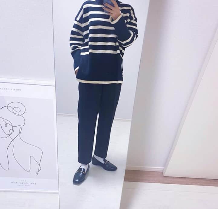 aiaiのインスタグラム：「ユニクロのスマートアンクルパンツは ローファー合わせが好き。  #スマートアンクルパンツ  @uniqlo_with  @uniqlo_jp  @uniqlo   #ボーダートップス  @darkangeltokyo   #ローファー  @vivian_collection_official  コーデの詳細はブログに書いています。  ✍︎ ✎ ✍︎ ✎ ✍︎ ✎ ✍︎ ✎ ✍︎ ✎   #fashion#outfit#style#coordinate#instagood#ootd#pic#instapic#コーデ#コーディネート#スタイリング#プチプラコーデ#本日のコーデ#大人カジュアル#プチプラ  #カジュアル #uniqlo #ユニクロコーデ  #冬コーデ #冬服コーデ  #gu #guコーデ #ブラック」