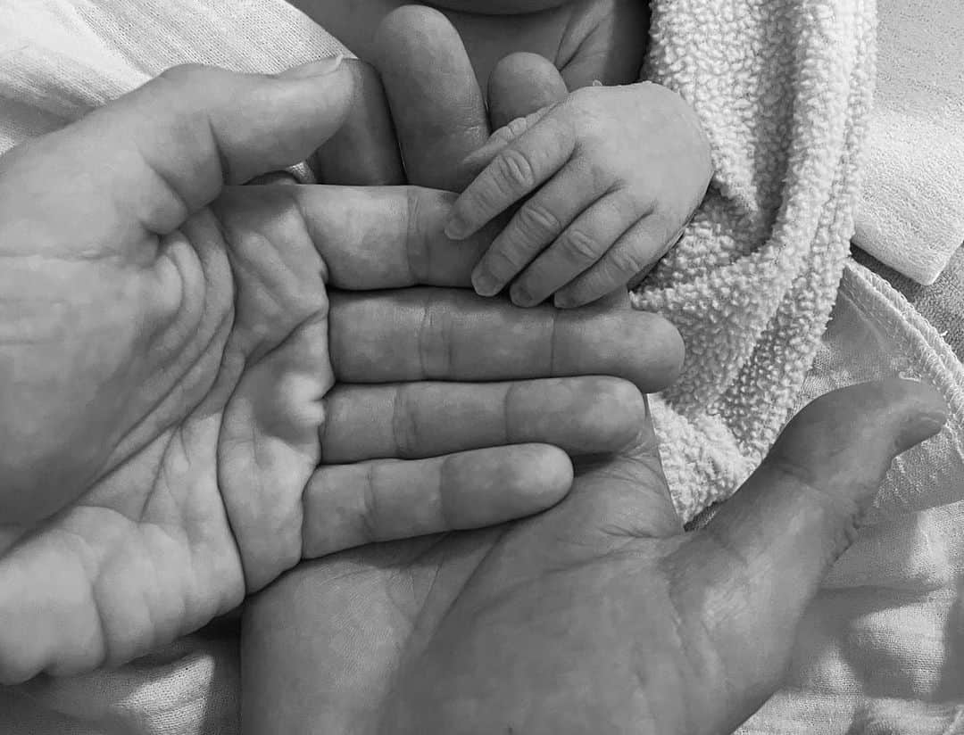 アンジェリーク・ケルバーのインスタグラム：「Welcome to our family, Liana *25.02.2023 ❤️🍼💫 Having you with us is the most beautiful & overwhelming feeling we could have ever imagined.」