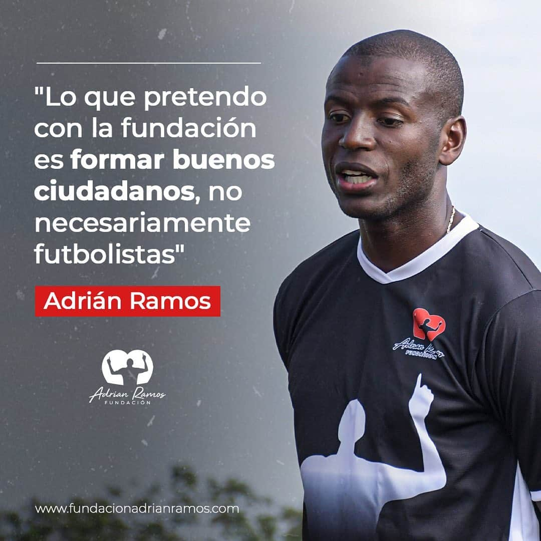 アドリアン・ラモスのインスタグラム：「La Fundación Adrián Ramos se enorgullece de contribuir al proceso de formación de los niños a través del deporte. En una reciente entrevista con @elpaiscali, 'Adriancho' explicó que el objetivo de la fundación es formar buenos ciudadanos, no necesariamente futbolistas. 🎙️  Además, mencionó que la filosofía que se pretende implementar está basada en la cultura japonesa del Ikigai, que se refiere a la razón de ser. Esta filosofía implica tener un propósito o motivo por el cual levantarse cada día, y es lo que la fundación busca transmitir a los niños para ayudarles a desarrollar su potencial y convertirse en personas íntegras y comprometidas con su comunidad. 📌」