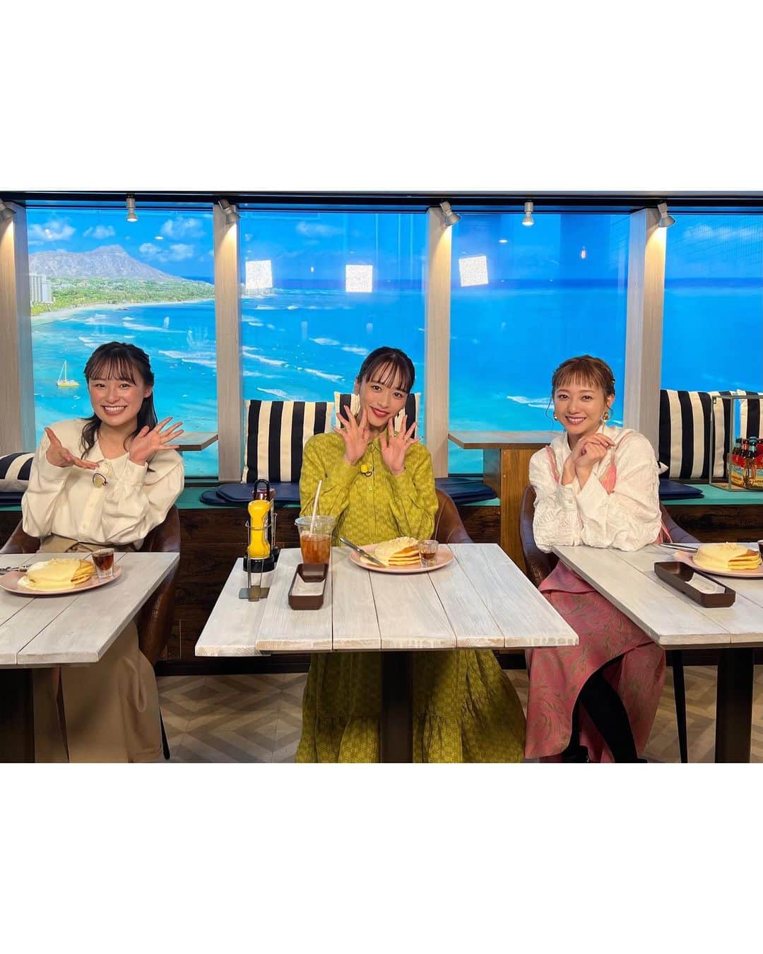 近藤千尋のインスタグラム：「明日はプチブランチ〜📺💓🌺🌴 9:55からみってっね✌️  美味しいハンバーガー🍔いただきました！ 仲良しママ友ちあちゃんと再び🥹 嬉しかったなぁ〜❤️ そして進行は娘と同じ名前の美羽ちゃん🥰 可愛くて癒されまくりの母たち。笑  来週も出ますので是非見てね🤍🤍🤍  明日も頑張りましょ😘❗️  #近藤千尋衣装  outer @rosebud_official one-piece @dreamsisterjane shoes @untishold」
