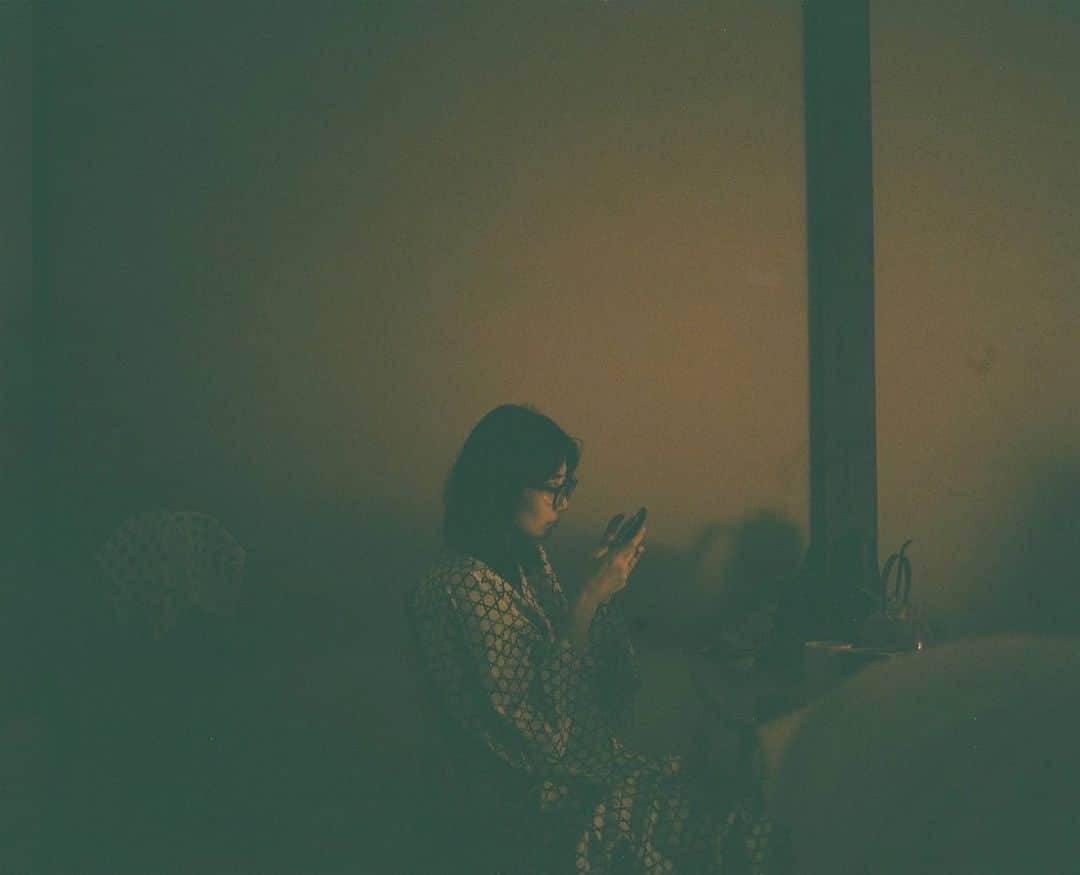 中田絢千さんのインスタグラム写真 - (中田絢千Instagram)「🐈‍⬛ ひとつ前の投稿、こんなにも反応をもらえるなんてまさかでした。どこかほっとした部分もありながら終わりゆく二月を噛み締め中。ありがとうございました。  おちこんだりもしたけれど、私はげんきです。  一枚目はめずらしくだらけている我が家のジジ、びじゅさん。朝に夕にきみを幾度も抱きしめて過ごした日々でもあったよね。。。 #愛が重め」2月28日 22時11分 - ayaka_nakata