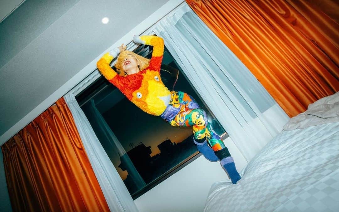 アオイヤマダのインスタグラム：「寒かった2月ももう終わり。 起きられない朝の寒さ、ならば火のように踊ろう。 天に向かって、足は地についたまま。ゆらゆらと。 カルシュファーが家を動かすように、大地に動かされる。 地球のライティング。 無限の、儚い自然のなかで。  photoby 夢無子 @mumuko_artist  🔥」