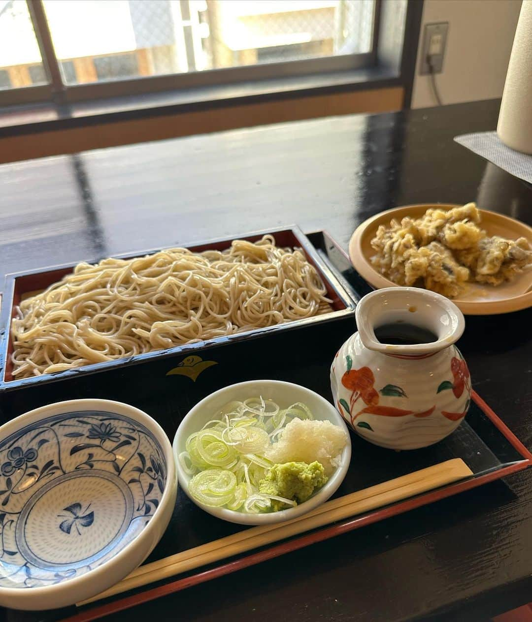 木佐彩子のインスタグラム：「Yoga→Soba😂😂😂  Hey yo〜🤙What's up⁉️ Yoga to Sobaって🤣🤣🤣 ラップの韻を踏んでいるわけではありません😅😅😅  久しぶりに復帰した岩盤浴ヨガのクラスでインストラクターが "頭を空っぽにして全ての欲を手放して　無の境地へ〜"と言われれば言われる程何故か私の思考回路は欲を手放すどころか食欲に集中😅😅😅 この後何を食べるか‼️そして限りある人生の食事を大切にしたい😍との想いがぐるぐる😵‍💫と…  結果　汗だく💦の茹で蛸🐙状態でざる蕎麦に舞茸の天ぷらを追加して頂いちゃいましたぁ🤣🤣💦  まだまだ修行が足りませんな🧘‍♀️🧘‍♀️🧘‍♀️」