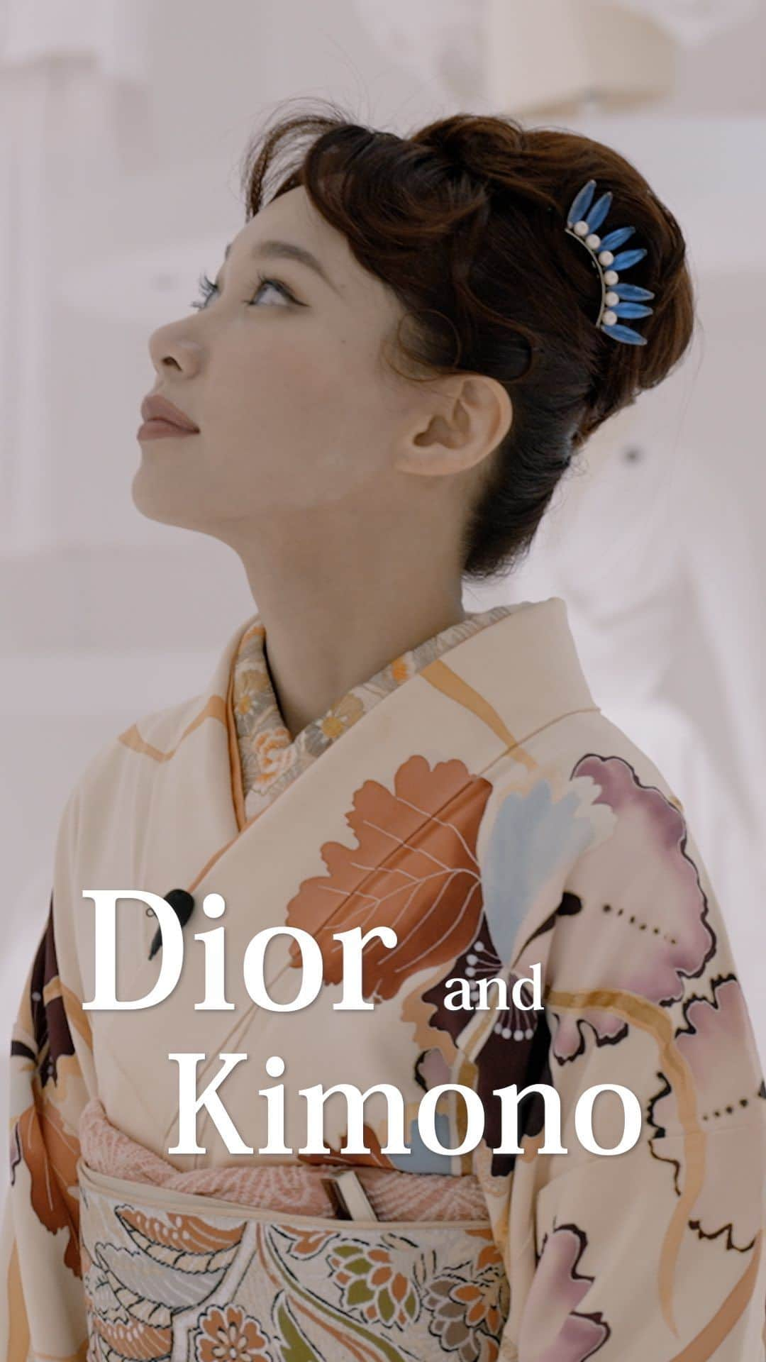 マドモアゼル・ユリアのインスタグラム：「Just added English subtitles to the YouTube video of the “Kimono and Dior? At Christian Dior Designer of Dreams exhibition”.   I’v actually seen the original exhibition in Paris few years ago and i loved it, but what fascinates me even more at this tokyo edition is, there is more focus on Japan and dior connections, which is such an interesting, relevant subject for my channel. Check out my YouTube channel from the link in bio📺  先日UPした「着物とDIORの意外な関係⁈クリスチャン・ディオール、夢のクチュリエ展へ」の動画に英語字幕を追加しました！ こちらの展示、大人気すぎてチケットが入手困難の様ですが、明日3/1に再販されるみたいですよ！😳🎟   Video by @frontriver_marina   #クリスチャンディオール夢のクチュリエ展 #ディオール #着物  #アンティーク着物 #dior #christiandior #kimono #antiquekimono」