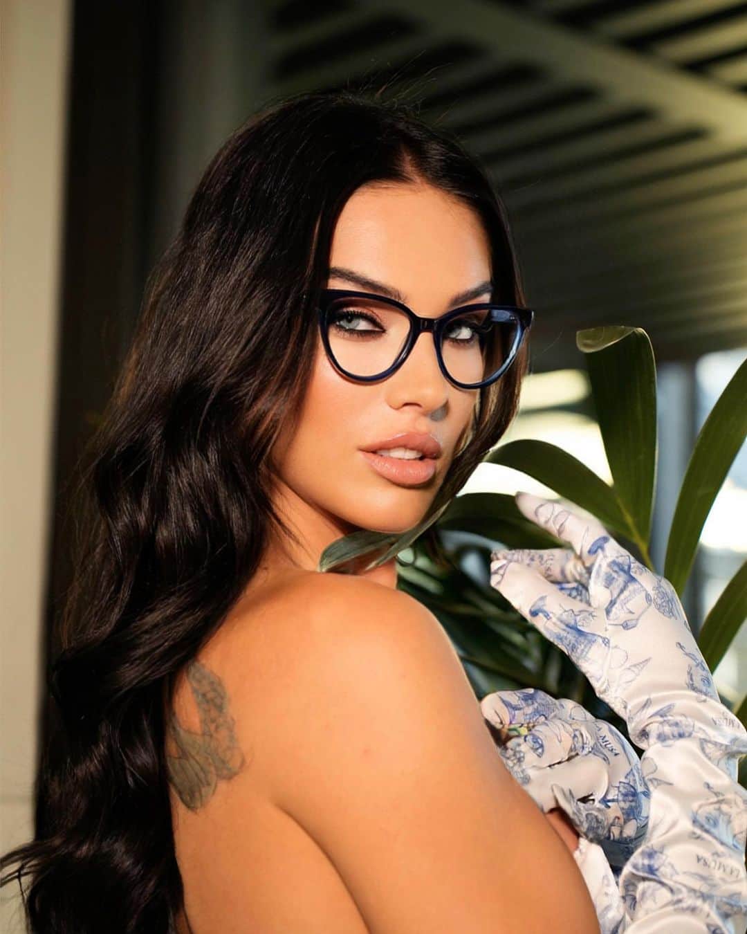 DASHA Dのインスタグラム：「Hey! What’s up? 🫶🏼♥️ Do you like my glasses look?  By @irinatascheva  Make up @inna.ig.makeup  . . . . . . #model #milano #milanofashionweek #milanocity #modelmilano #modelwork #shooting #eyeglasses #blueeyes #brunette #italy #modelinitaly」