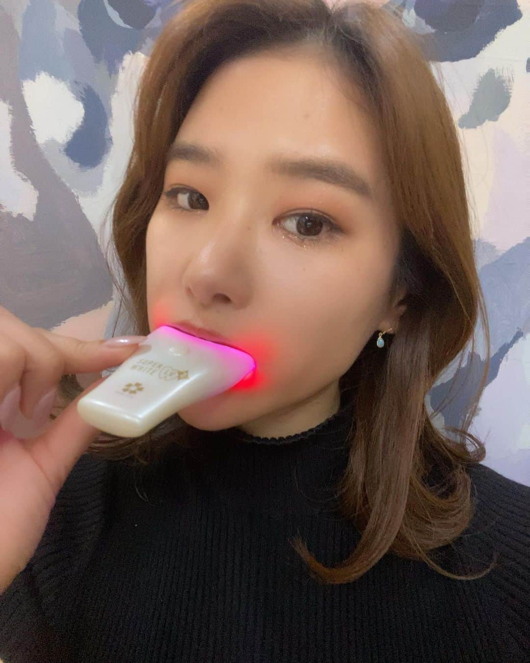 小山桃さんのインスタグラム写真 - (小山桃Instagram)「ホワイトニングで有名な🦷✨ @dentallover_ebisu さんから スーパーホワイトLVが新しくなり、『スーパーホワイトLV2』が発売されました☺️🌸  専用ゲルも普段の歯磨きにも使えて、ピンクのデザインで可愛い💖  従来比4倍のLED照射パワーで、前歯だけじゃなく奥歯までしっかり360℃照射できるの🌟  日本初の青色＋紫外線LED照射で光触媒が起こって歯本来の自然な白さになるの✨ 赤色＋近赤外線LEDを照射する口臭ケアモードもあるの🥰💕💕  付属の薬用ゲルが400回分も付くから色戻りする心配もなし✌🏻🤍 2~3年も使えます✨✨✨  高周波振動モードもあって、電動歯ブラシみたく歯の表面の汚れもゴシゴシしてくれるの😚  ホワイトニングをしながら口臭ケアも、汚れも落としてくれるんだよ〜🤭♥️  なんて優秀なんだっ👆🏻✨  仕様した後は、本体を洗浄しておわり✌🏻💕  植物性天然由来成分配合で無添加だから低刺激で 私は歯がしみることはなかったよ♥️  気になる方はぜひ見てみてね☺️  #スーパーホワイトLV  #スーパーホワイトlv #スーパーホワイトLV2  #スーパーホワイトlv2 #ホワイトニング #LEDラバー #LEDLOVER #デンタルラバー #ラファエル」2月28日 22時30分 - momoko_pu