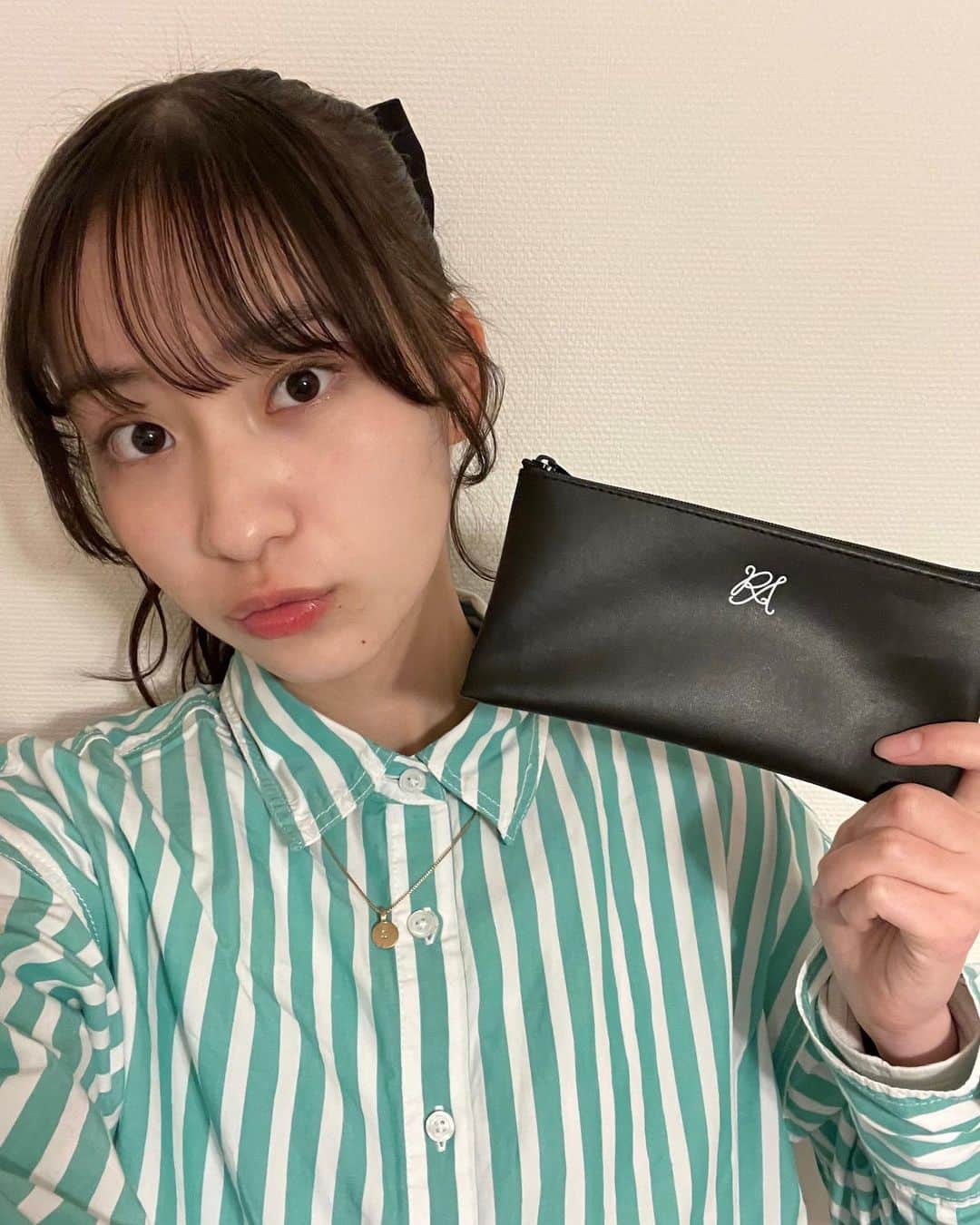 太田雫のインスタグラム：「・ ニコラ4月号の付録「レピピアルマリオ レザー風ペンケース」だよ〜🌼 ・ ・ 高見えするレザー素材にワンポイントが入ってるのが大人っぽくてかわいいです！！ ・ シンプルなデザインだからどこでも使いやすいよ👍🏻 ・ ・ ・ ニコラ4月号は明日発売！お楽しみに〜 ・ #ニコラ#太田雫 #nicola#ニコラ4月号#ニコモ#レピピアルマリオ#repipiarmario#付録#自撮り」