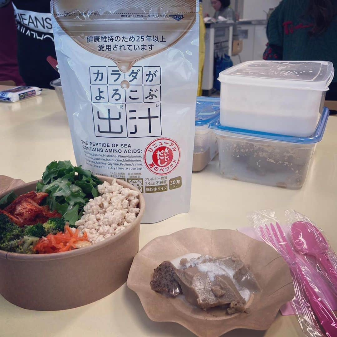 岡部友さんのインスタグラム写真 - (岡部友Instagram)「日曜日は無添加料理教室TABLE 1OAK(@1oak_cooking )とスパイス(@spiceupfitness_official )のコラボイベントでした。 そしてビーバンさん(@beevan0417 )にご協賛頂きました！ ありがとうございます♡  いつも名古屋スパイスへの出張の際はTABLE 1OAK(@1oak_cooking )のマリヨ先生が手作り無添加弁当を届けてくれます♡（←次も作っての圧じゃないよ❤️)（←いや、絶対そうだろw)  完全無添加の料理をここまで簡単に、しかもどこでも手に入る食材でやってくれたら誰でもできる！しかも美味しい！！ という内容なのでいつも大人気の料理教室です。これから東京へも定期開催を予定ているようなので是非チェックしてみてくださいね！  無添加の食事にはやはり旨みが必要。マリヨ先生も旨みを求めてヘビーユーザーだったビーバンのカラダを作る出汁。 いつもと違った出汁の使い方教えてくれてめちゃ勉強なりました♡  3/21の15:10からショップチャンネルの出演が決まっています！ 待てないヘビーユーザーの方は下のクーポンでお得に購入下さい！  〇クーポンコード：　spice2303 〇有効期間：3/1～3/31まで  #ビーバン #スパイスアップフィットネス #ショップチャンネル #岡部友」2月28日 22時32分 - tomo_fitness