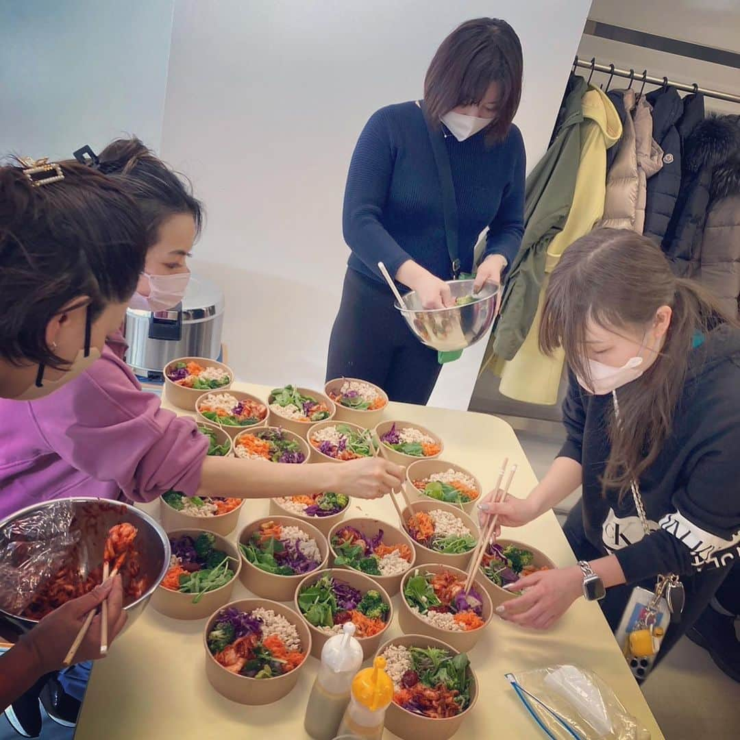 岡部友さんのインスタグラム写真 - (岡部友Instagram)「日曜日は無添加料理教室TABLE 1OAK(@1oak_cooking )とスパイス(@spiceupfitness_official )のコラボイベントでした。 そしてビーバンさん(@beevan0417 )にご協賛頂きました！ ありがとうございます♡  いつも名古屋スパイスへの出張の際はTABLE 1OAK(@1oak_cooking )のマリヨ先生が手作り無添加弁当を届けてくれます♡（←次も作っての圧じゃないよ❤️)（←いや、絶対そうだろw)  完全無添加の料理をここまで簡単に、しかもどこでも手に入る食材でやってくれたら誰でもできる！しかも美味しい！！ という内容なのでいつも大人気の料理教室です。これから東京へも定期開催を予定ているようなので是非チェックしてみてくださいね！  無添加の食事にはやはり旨みが必要。マリヨ先生も旨みを求めてヘビーユーザーだったビーバンのカラダを作る出汁。 いつもと違った出汁の使い方教えてくれてめちゃ勉強なりました♡  3/21の15:10からショップチャンネルの出演が決まっています！ 待てないヘビーユーザーの方は下のクーポンでお得に購入下さい！  〇クーポンコード：　spice2303 〇有効期間：3/1～3/31まで  #ビーバン #スパイスアップフィットネス #ショップチャンネル #岡部友」2月28日 22時32分 - tomo_fitness