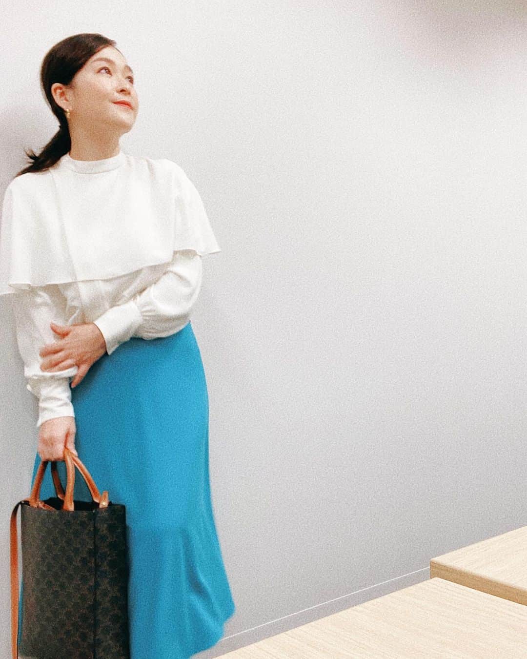 小野口奈々のインスタグラム：「・ 産後初の司会のお仕事は キッズダンススクールの１０周年発表会でした🎤✨ 子どもたちが一生懸命ダンスしているのを 舞台袖で見ていると リハーサルから感動ウルウル🥹 打ち込めるものがあるって素敵なことですね💕 チャイルドシアターズカンパニーの皆さん １０周年おめでとうございます🎉  久しぶりにお仕事用アイテムを身につけ ヒールの靴をはいて 背筋の伸びる一日となりました👠  #キッズダンス #フリーアナウンサー  #アナウンサー #福岡mc #司会」