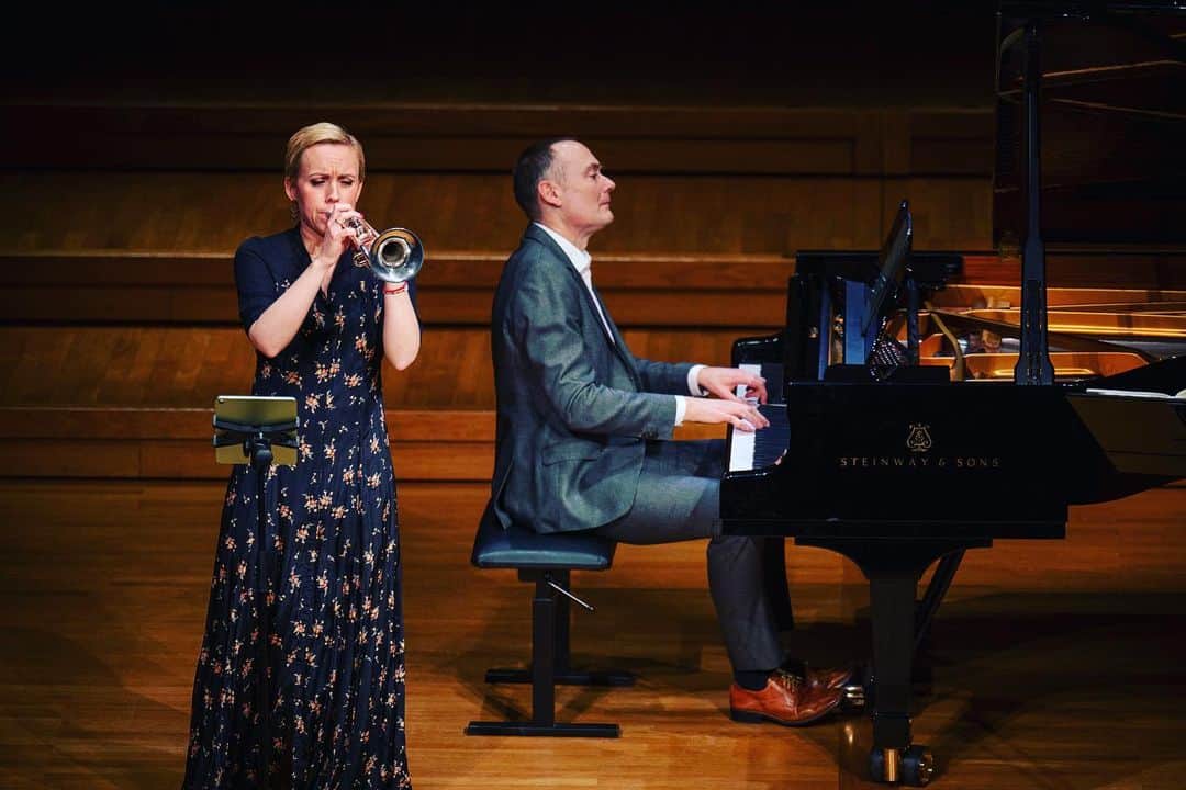 ティーネ・ティング・ヘルセットのインスタグラム：「I had a wonderful weekend with @gunnarflagstad and @isasoprano playing at @ramme.no and @aulaseriene 😍 Some photos from the Sunday concert. I also got to present the new program for @risorkammermusikkfest this summer! Exciting! 😎 #universitetetsaula #aulaserien #risørkammermusikkfest  📸 @madaoslo」