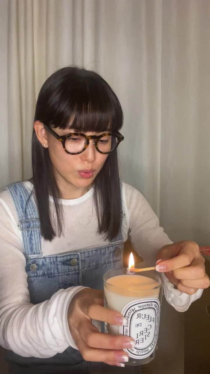 JUNNAのインスタグラム：「昨年11月に発売した  @glassage_official × junna   #GLASSAGE_J  コラボレーションメガネ🥸 3度目の追加生産分が入荷しました  これが最後の入荷です👓 お見逃しなく🏃‍♀️🏃‍♀️🏃‍♀️  ●Wellington frame(ウェリントン フレーム) #GJウェリントンフレーム ●Crownpanto frame(クラウンパント フレーム) #GJクラウンパントフレーム ●Boston metal frame(ボストン メタルフレーム) #GJボストンメタルフレーム  ライブ中にご紹介したキャンドルは @diptyque 桜の花にインスピレーションを得たフレグランスキャンドルFleur de Cerisier  #diptyque#fleurdecerisier#diptyqueparis」