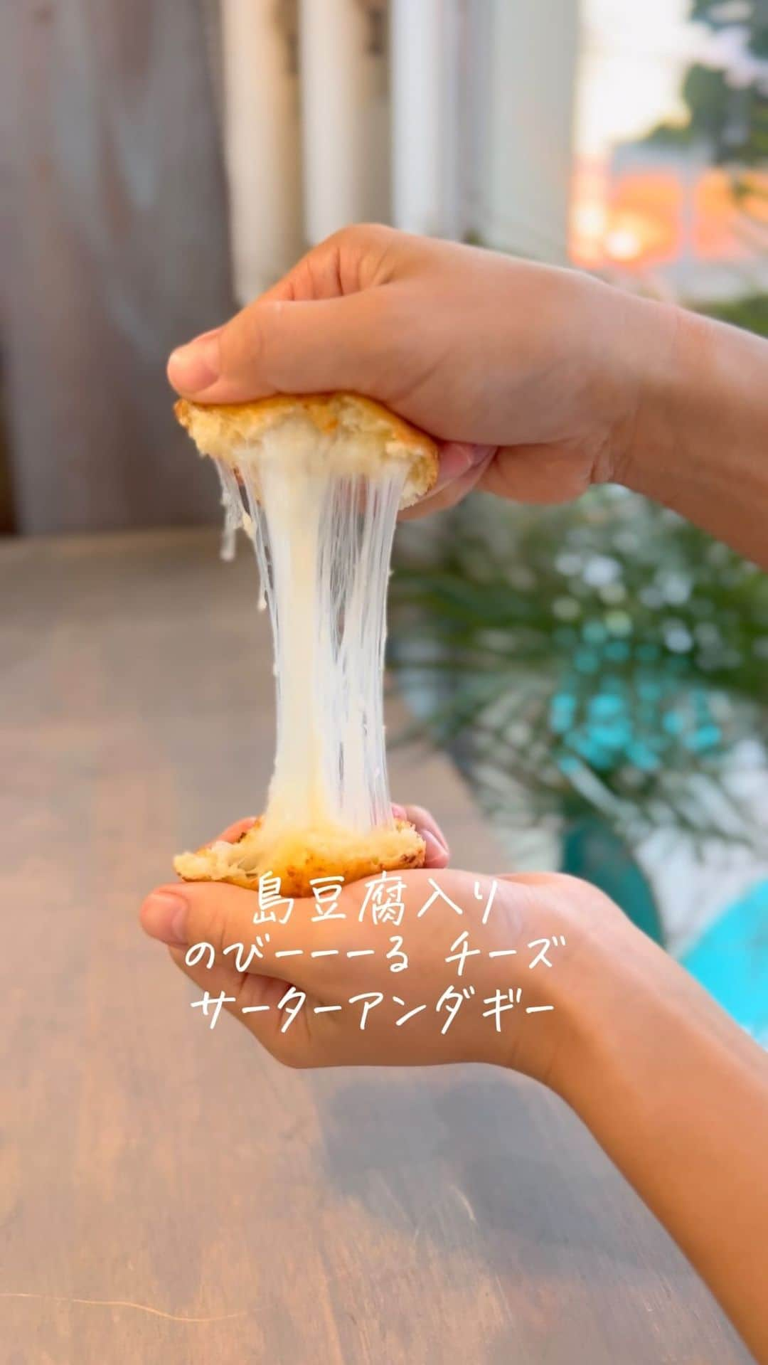 yuu sakuraiのインスタグラム：「MK CAFE で人気の島豆腐入りもちふわサーターアンダギーシリーズは全部で4種類✨ 愛情込めてスタッフが1から手作りして 揚げたてをご用意しております。  沖縄に来たらぜひ、この味を感じてもらいたい。  新感覚なサーターアンダギー✨ お客様の笑顔を見れることが MK スタッフの喜びです✨  #沖縄 #のびーるチーズ #サーターアンダギー #チーズサーターアンダギー #島豆腐入りサーターアンダギー #沖縄カフェ #ウミカジテラス #デザート  #ウミカジテラス#瀬長島 #鯖バーガー#mkcafe#mktv#沖縄生活#沖縄移住 #モッツァレラ #cheese #チョコサーターアンダギー」