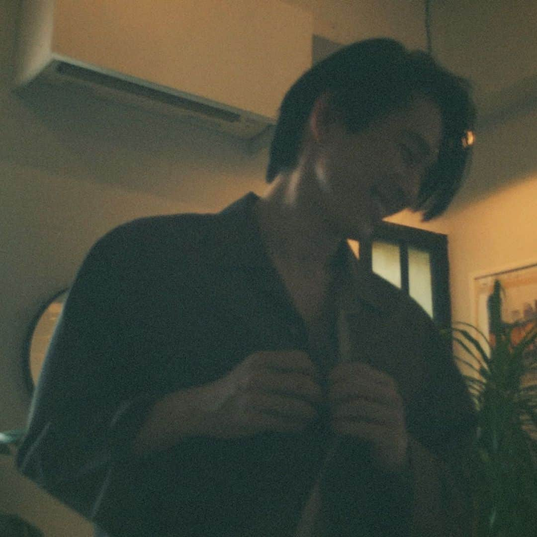 三宅健さんのインスタグラム写真 - (三宅健Instagram)「Can someone unbutton my shirt👔  #瞬間電報健  #KensOutfit #KensDresscode」2月28日 22時50分 - kenmiyake_j