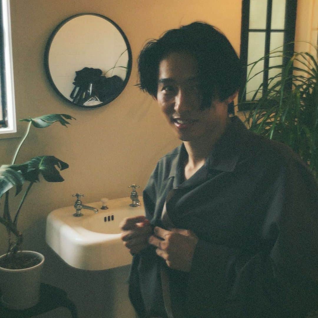 三宅健さんのインスタグラム写真 - (三宅健Instagram)「Can someone unbutton my shirt👔  #瞬間電報健  #KensOutfit #KensDresscode」2月28日 22時50分 - kenmiyake_j