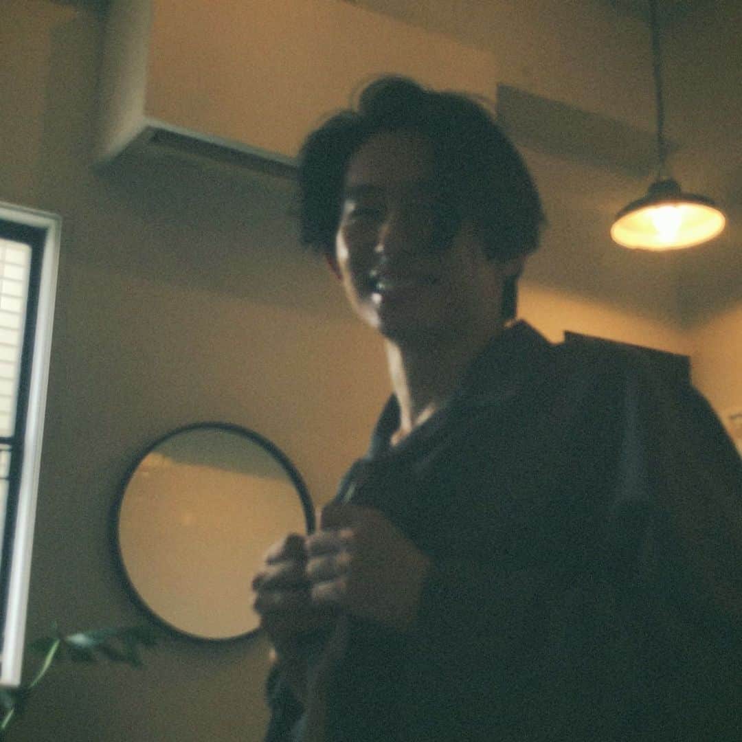 三宅健さんのインスタグラム写真 - (三宅健Instagram)「Can someone unbutton my shirt👔  #瞬間電報健  #KensOutfit #KensDresscode」2月28日 22時50分 - kenmiyake_j