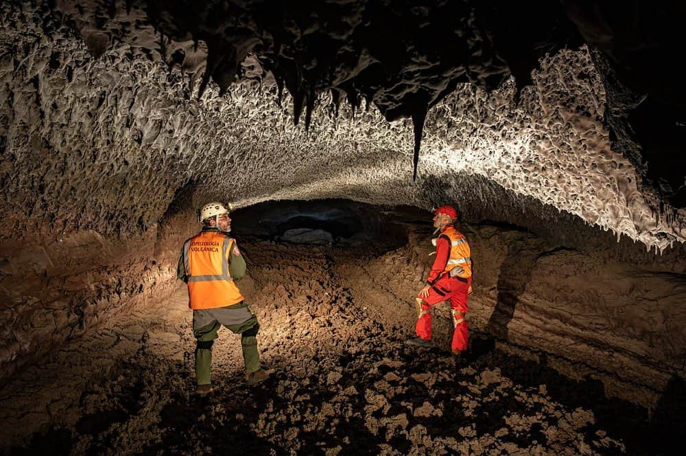 National Geographic Creativeさんのインスタグラム写真 - (National Geographic CreativeInstagram)「Photos by Arturo Rodriguez @arturorguezdotcom | I'm exploring caves that formed during the 2021 volcanic eruption on La Palma, one of the Canary Islands. Lasting 85 days, it was the island's longest known eruption. Speleologists Eduardo Díaz Martín and Octavio Fernandez Lorenzo, in collaboration with the Geological and Mining Institute of Spain, get a first look at a lava tube on the slopes of the Cumbre Vieja volcano. To get into this cave, Díaz Martín draws on an ancient tradition from the island's shepherds. They move swiftly along the cliffs and canyons using the “salto del pastor” (shepherd's jump) technique: A four-meter-long (13 ft) wooden spear—traditionally outfitted with a goat horn but today it's a steel tip—is thrust into the surface, allowing the user to slide down, vault, or climb the rugged landscape. @natgeoesp」2月28日 22時51分 - natgeointhefield