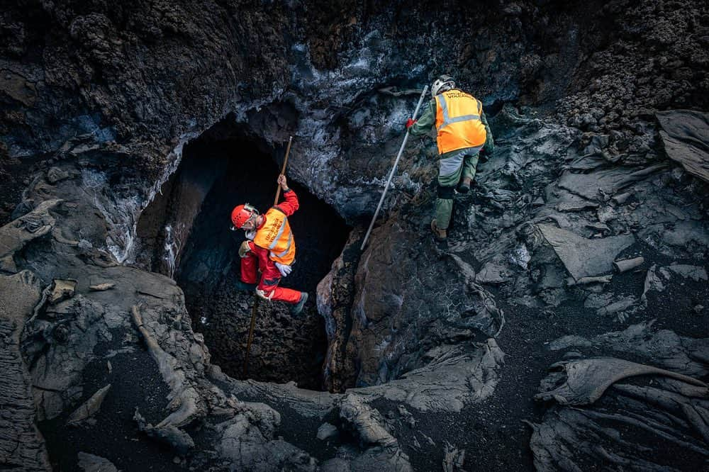 National Geographic Creativeのインスタグラム：「Photos by Arturo Rodriguez @arturorguezdotcom | I'm exploring caves that formed during the 2021 volcanic eruption on La Palma, one of the Canary Islands. Lasting 85 days, it was the island's longest known eruption. Speleologists Eduardo Díaz Martín and Octavio Fernandez Lorenzo, in collaboration with the Geological and Mining Institute of Spain, get a first look at a lava tube on the slopes of the Cumbre Vieja volcano. To get into this cave, Díaz Martín draws on an ancient tradition from the island's shepherds. They move swiftly along the cliffs and canyons using the “salto del pastor” (shepherd's jump) technique: A four-meter-long (13 ft) wooden spear—traditionally outfitted with a goat horn but today it's a steel tip—is thrust into the surface, allowing the user to slide down, vault, or climb the rugged landscape. @natgeoesp」