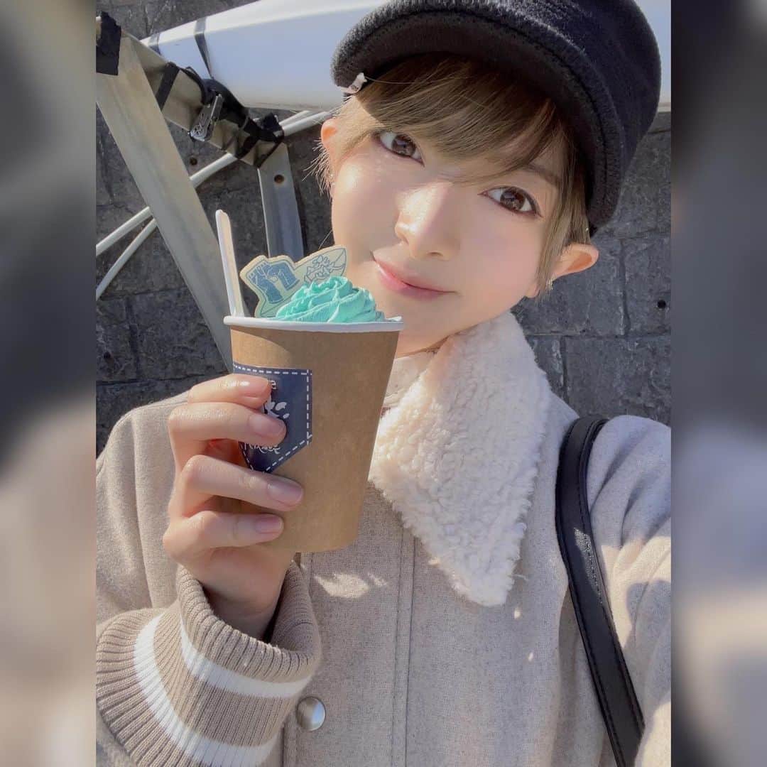 菅原りこのインスタグラム：「こらんさんと初めての江ノ島✨✨  江ノ電楽しかった〜🤗🎶  江ノ島神社⛩でなんと「大吉」のおみくじ引きました！✨✨  ホットチョコミント☕️ラザニア🥘チーズケーキ🥮、、、 どれも美味しくて食べ過ぎちゃいました😋🎶 そしてお土産で買った「パンダ焼き」が可愛くて🐼🐼🐼💕」