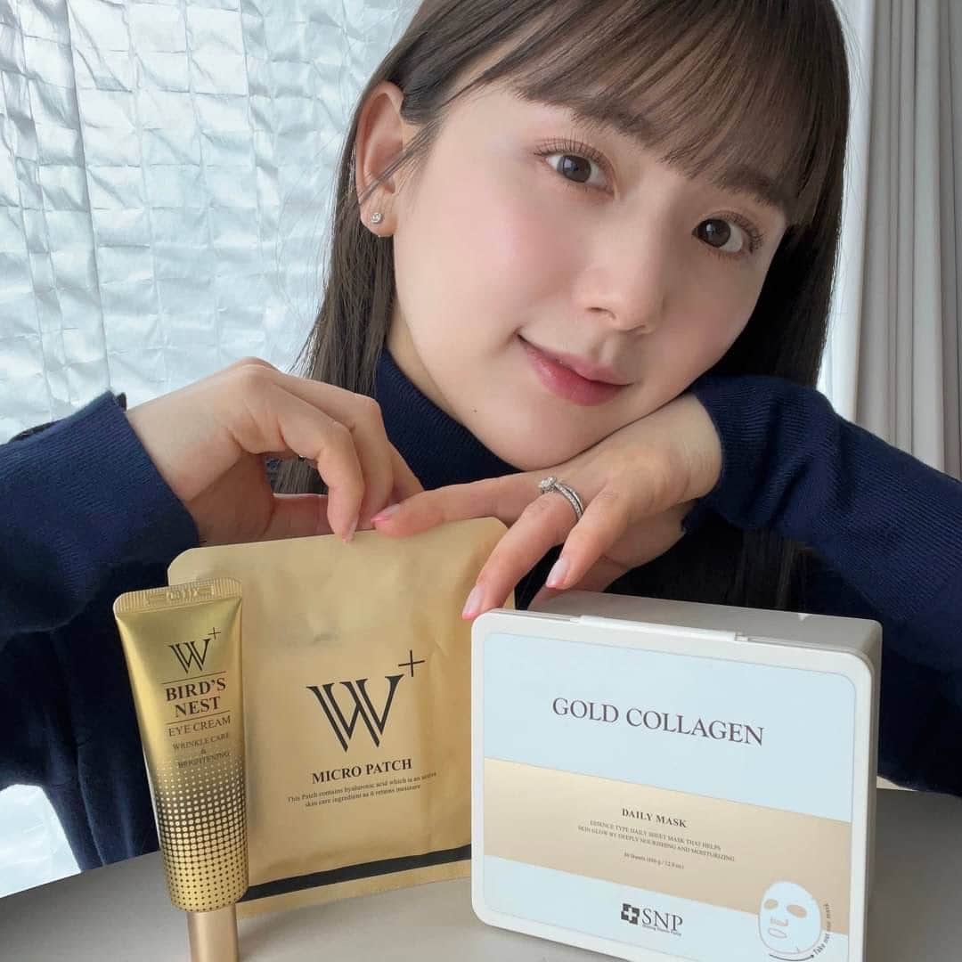 ひよんのインスタグラム：「🪡💆🏻‍♀️  最近のエイジングケアアイテム❤️‍🔥 SNPのアイテムなのだけどプチプラなの！ 👇🏻👇🏻👇🏻 ①ゴールドコラーゲンデイリーマスク ②W+マイクロニードルパッチ ③ウミツバメの巣W+アイクリーム  デイリーマスクは何よりも使いやすい🫶 美容液たっぷり&密着度もしっかりあって、 幅広い方におすすめできるアイテムなのだけど、 500DA低分子コラーゲン成分がたっぷり入っていて 特に全体的にハリが欲しい方にいいかも💓 沢山入ってるから1日1枚使えるよ☺️  ニードルパッチとアイクリームは 悩みがある部分に集中エイジングケアができる🫶 顔の気になる部分に直接アプローチできるよ✨ アイクリームは顔全体と首とかにも使えるの🧚🏻‍♀ 簡単にお家でエステケアができる感じが お気に入り〜！  みんなにも使ってみてほしいな😆❤️‍🔥  #skincare #pr #Snp #qoo10 #qoo10メガ割 #メガ割 #韓国コスメ #ひよん」