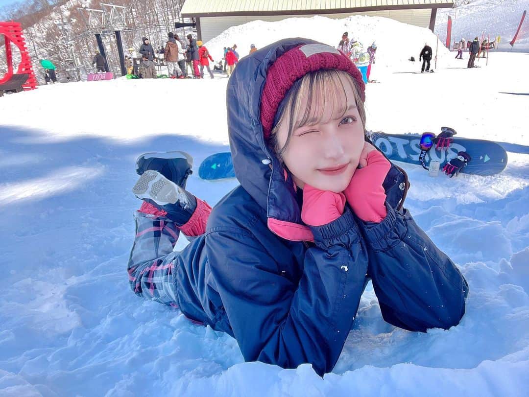 みつきのインスタグラム：「. . ぜんぶ雪のせいだ❄️ . スノボ3回目でやっとそれっぽいの撮れた📸💭 親友写真撮るのうますぎるありがとう🐜✖️10 . . . . . .」
