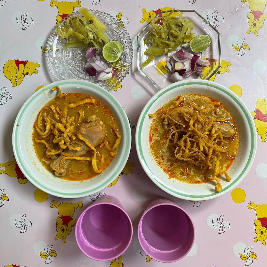 Symmetry Breakfastのインスタグラム：「Khao Soi 🍜🇹🇭 a fragrant curried noodle soup from Chiang Mai, Thailand where we landed this morning. Egg noodles in a delicately spiced coconut soup with a slow cooked chicken leg, although pork, shrimp or tofu are also common these days. We are here for four nights at the end of what feels like a wild around the world trip. We spent the first day walking around town after doing zero research on where to eat which was refreshing not to be glued to my phone for a moment. More deliciousness to come… ♥️ #symmetrybreakfast #thaibreakfast #chiangmai #อาหารเช้า」