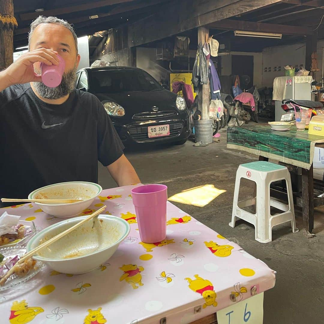 Symmetry Breakfastさんのインスタグラム写真 - (Symmetry BreakfastInstagram)「Khao Soi 🍜🇹🇭 a fragrant curried noodle soup from Chiang Mai, Thailand where we landed this morning. Egg noodles in a delicately spiced coconut soup with a slow cooked chicken leg, although pork, shrimp or tofu are also common these days. We are here for four nights at the end of what feels like a wild around the world trip. We spent the first day walking around town after doing zero research on where to eat which was refreshing not to be glued to my phone for a moment. More deliciousness to come… ♥️ #symmetrybreakfast #thaibreakfast #chiangmai #อาหารเช้า」2月28日 23時30分 - symmetrybreakfast