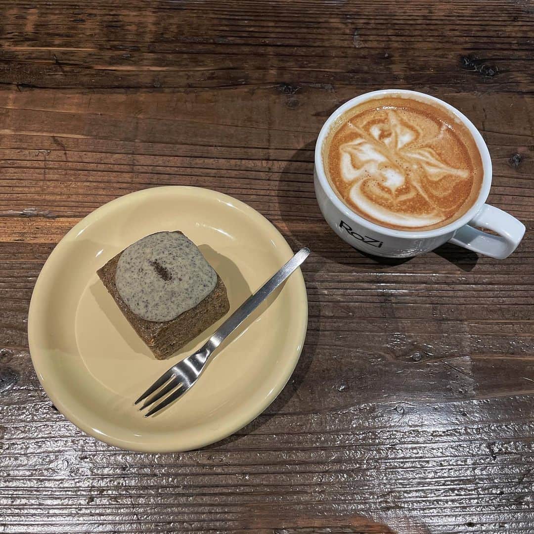 のインスタグラム：「紅茶のパウンドケーキうまうま☺️  #cafe #カフェ　#카페  #カフェ巡り」