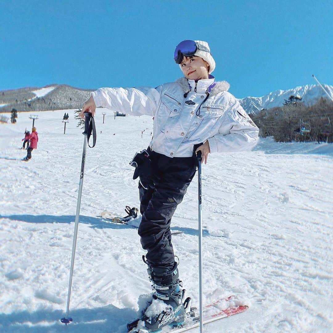 MiracleVellMagicさんのインスタグラム写真 - (MiracleVellMagicInstagram)「⛷❄️❄️❄️  Skiing down my favorite mountain on earth, Mt. Daisen! 🗻  小さい頃からの思い出が詰まりに詰まった山、大山(だいせん)で4年ぶりのスキー！ おばあちゃんのお下がりのスキーウェアを着て😌💖  #tottori #yonago #daisen #skiing #鳥取 #米子 #大山 #スキー」2月28日 23時36分 - miraclevellmagic