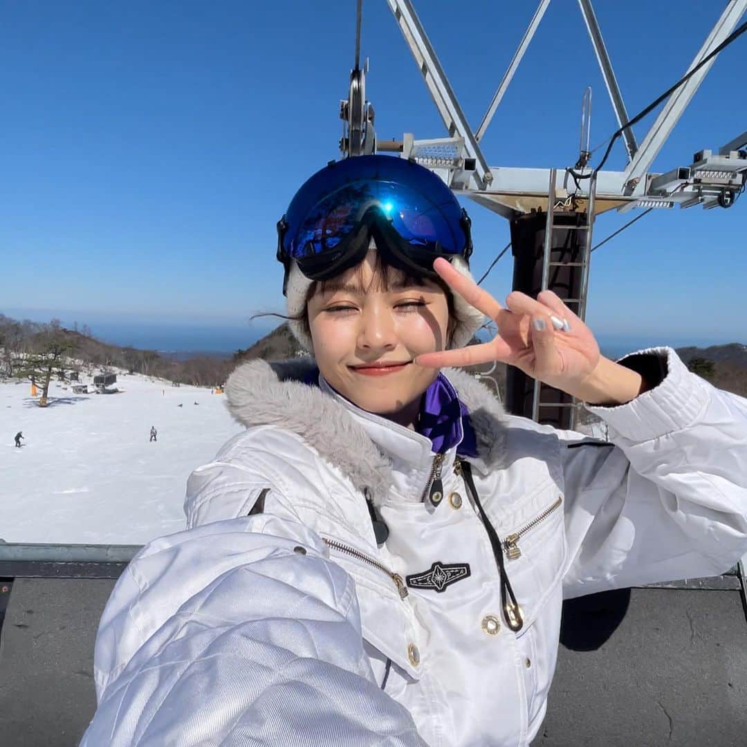 MiracleVellMagicのインスタグラム：「⛷❄️❄️❄️  Skiing down my favorite mountain on earth, Mt. Daisen! 🗻  小さい頃からの思い出が詰まりに詰まった山、大山(だいせん)で4年ぶりのスキー！ おばあちゃんのお下がりのスキーウェアを着て😌💖  #tottori #yonago #daisen #skiing #鳥取 #米子 #大山 #スキー」