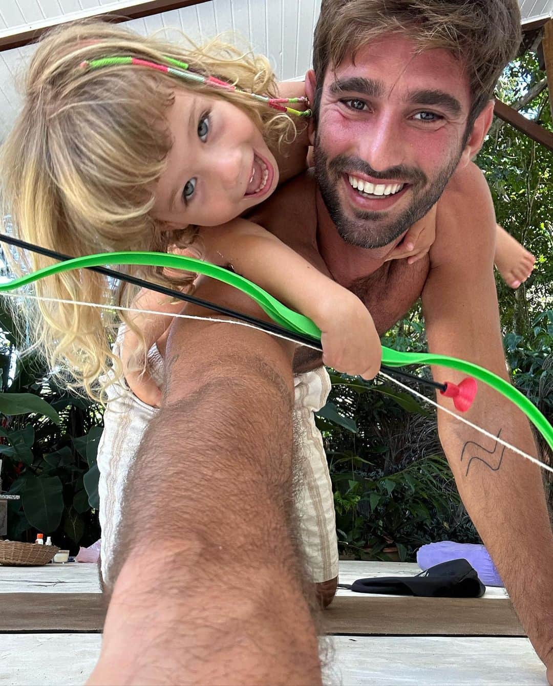Ricardo Baldinのインスタグラム：「3 anos que um furacão de amor chegou e mudou tudo ao seu redor.  Trazendo luz e alegria pra todos a sua volta, ela encanta por onde passa.  O universo foi generoso demais e nos brindou com uma filha muito amorosa e carinhosa. Que nos ensina a cada dia a sermos melhores, mais pacientes, mais maduros e mais conectados com presença.  Muito agradecido pela familia que conforta é da apoio, aos amiguinhos, professores, pais amigos e todas as trocas que fizeram e fazem essa estrelinha brilhar cada dia mais. Conte com o papai sempre sua menina!  Te amo infinito 💙」