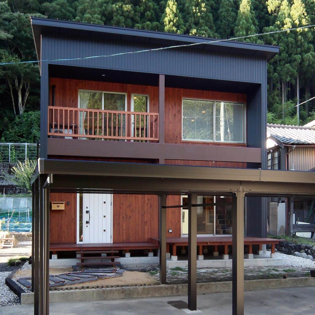 福井 注文住宅 新築 スーパーウォール みつぐはうす工房のインスタグラム：「【施工事例】ガルバリウム×板張りのおしゃれな外観。  濃い目の色合い同士を組み合わせることで、スタイリッシュで引き締まった印象を与えてくれます。  その他施工例は→ @mitsuguhouse リンク先HPの作品集よりご覧ください🔍 　 -------------------- 　 sou´s design 株式会社みつぐはうす工房 　 福井県南条郡南越前町今庄115-1-2 TEL:0778-45-1999 　 -------------------- 　  #外観 #外壁 #板張り #ガルバリウム #ガルバリウム鋼板 　 #ソウズデザイン #ソウズ #みつぐはうす工房 #北欧 #北欧デザイン #トレッティオ #TRETTIO #スーパーウォール工法 #長期優良住宅 #新築 #新築住宅 #注文住宅 #家づくり #マイホーム #一戸建て #福井スーパーウォール工法 #福井長期優良住宅 #福井新築 #福井住宅 #福井新築住宅 #福井注文住宅 #福井家づくり #福井マイホーム #福井一戸建て」