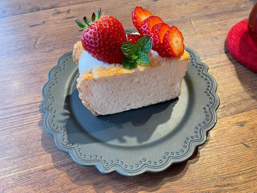 内木志のインスタグラム：「ツバメカフェ☕️ いちごシフォンめっちゃ美味しかった😋🍓 オシャレな雑貨も販売されていたよ！ これは可愛い猫ちゃんトート🐱🤍 #滋賀県カフェ #日野町 #日野ひなまつり紀行  #ひのはよいとこ  #ツバメカフェ」
