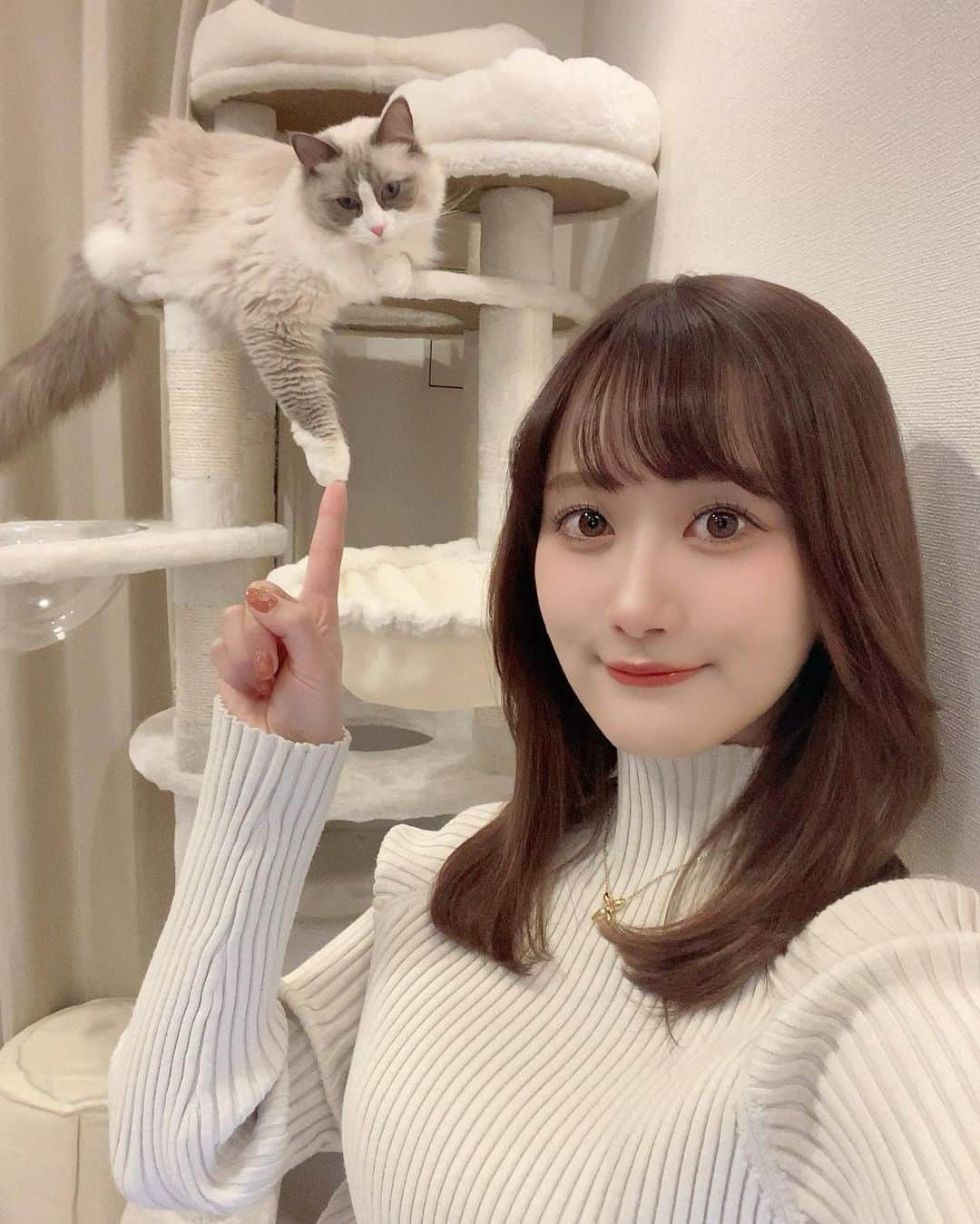 南早紀のインスタグラム：「最近暖かくなってきてるので メイクも可愛い色を使ってます😻」