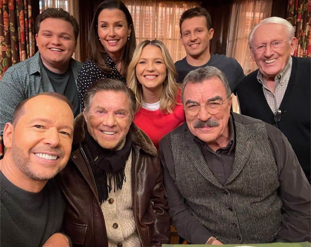 バネッサ・レイさんのインスタグラム写真 - (バネッサ・レイInstagram)「#repost #MagnumMonday!  It’s a mini Magnum PI reunion, on the set of #BlueBloods this week, with guest star Larry Manetti & Tom Selleck — together again.  Wishing the late greats Roger E Mosley & John Hillerman could be here, too. 🙏🏼❤️🕊️ #Legends  #MagnumPI #BlueBloods #Family」2月28日 23時52分 - vrayskull