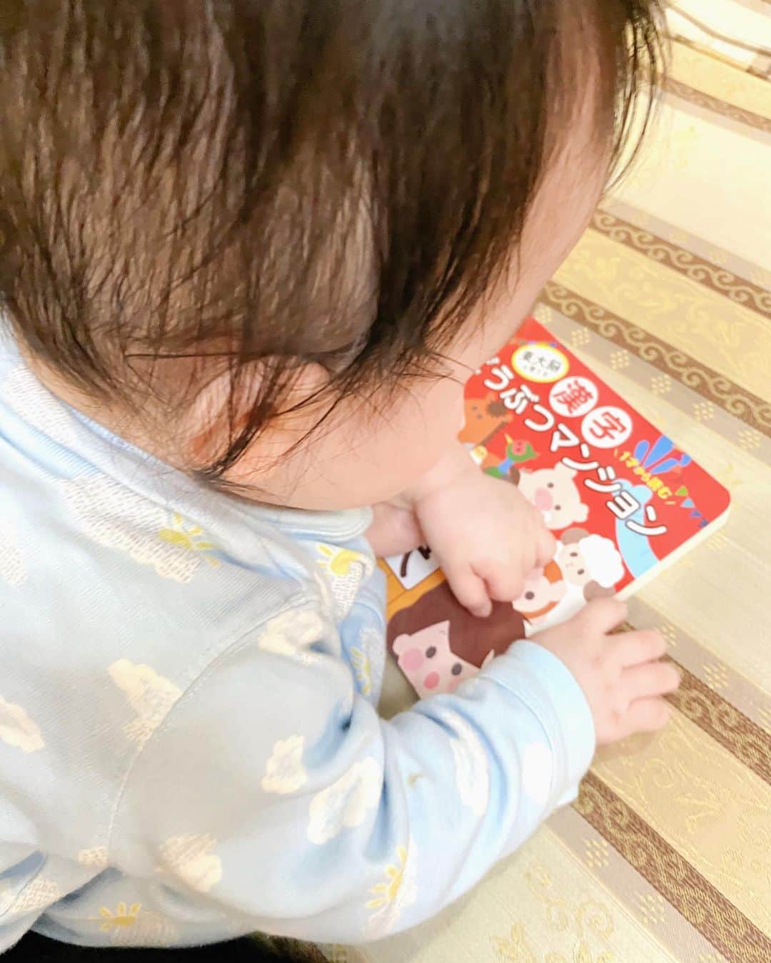 松尾依里佳さんのインスタグラム写真 - (松尾依里佳Instagram)「生後5ヶ月の息子に毎日 えほんの読み聞かせをしていますが  おひざに乗せて読んでいると 自分でページをめくろうとしたり じーっと見つめてくれるので 本が好きになってくれているようです  特にしかけ絵本が好きなのですが 今日発売の @miura_naoko_ ちゃんの #漢字どうぶつマンション は 息子が食い入るように見るので なんども読んじゃいました！  お気に入りだと 手も足も声も出て反応がすごいので これからヘビロテの一冊になりそうです💗  ２児ママの先輩として 子育てのツボを押さえた作品に 感動🥺  さすがなおちゃん😉😘 作家デビューおめでとう㊗️  #まつおさんちの子育て  #まつおさんちの絵本  #読み聞かせ #読み聞かせ絵本  #三浦奈保子 ちゃん #絵本作家」3月1日 0時04分 - erika.matsuo