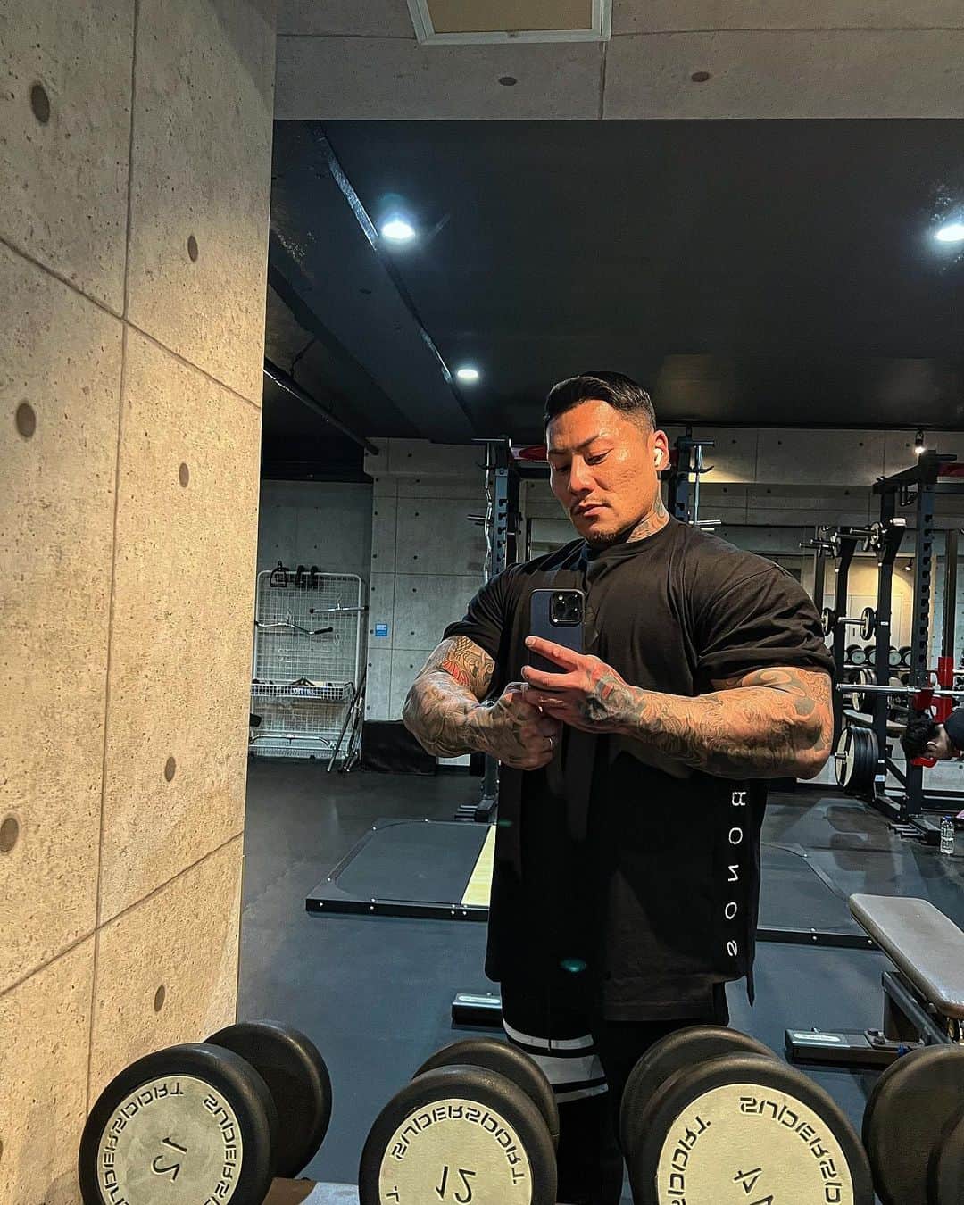中村直輝さんのインスタグラム写真 - (中村直輝Instagram)「#physique#bodybuilding#gym#motivation#tattoo#japanesetattoo#fitness   デカくて強くてカッコイイ身体作りや。」3月1日 0時02分 - _naokinakamura_