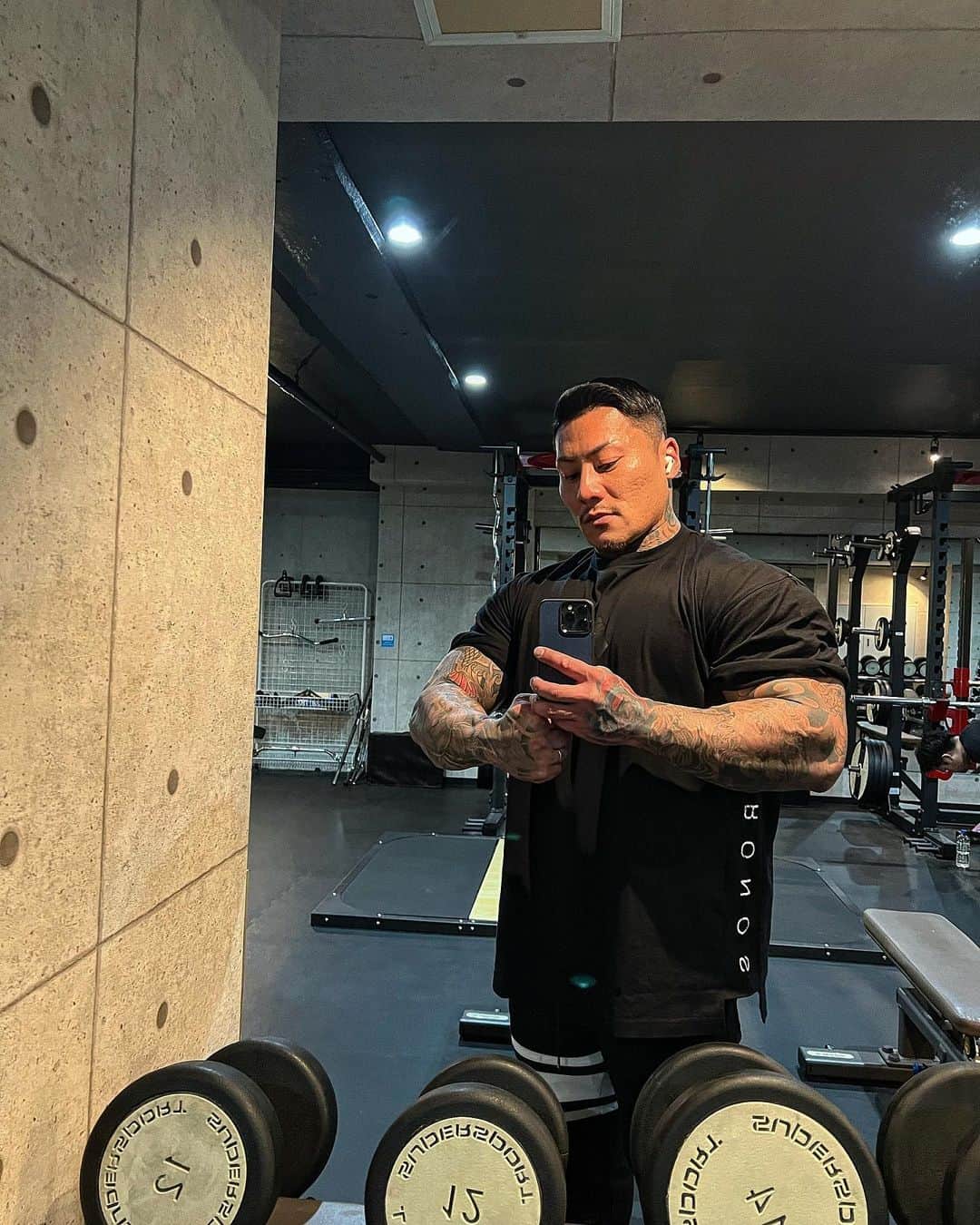 のインスタグラム：「#physique#bodybuilding#gym#motivation#tattoo#japanesetattoo#fitness   デカくて強くてカッコイイ身体作りや。」