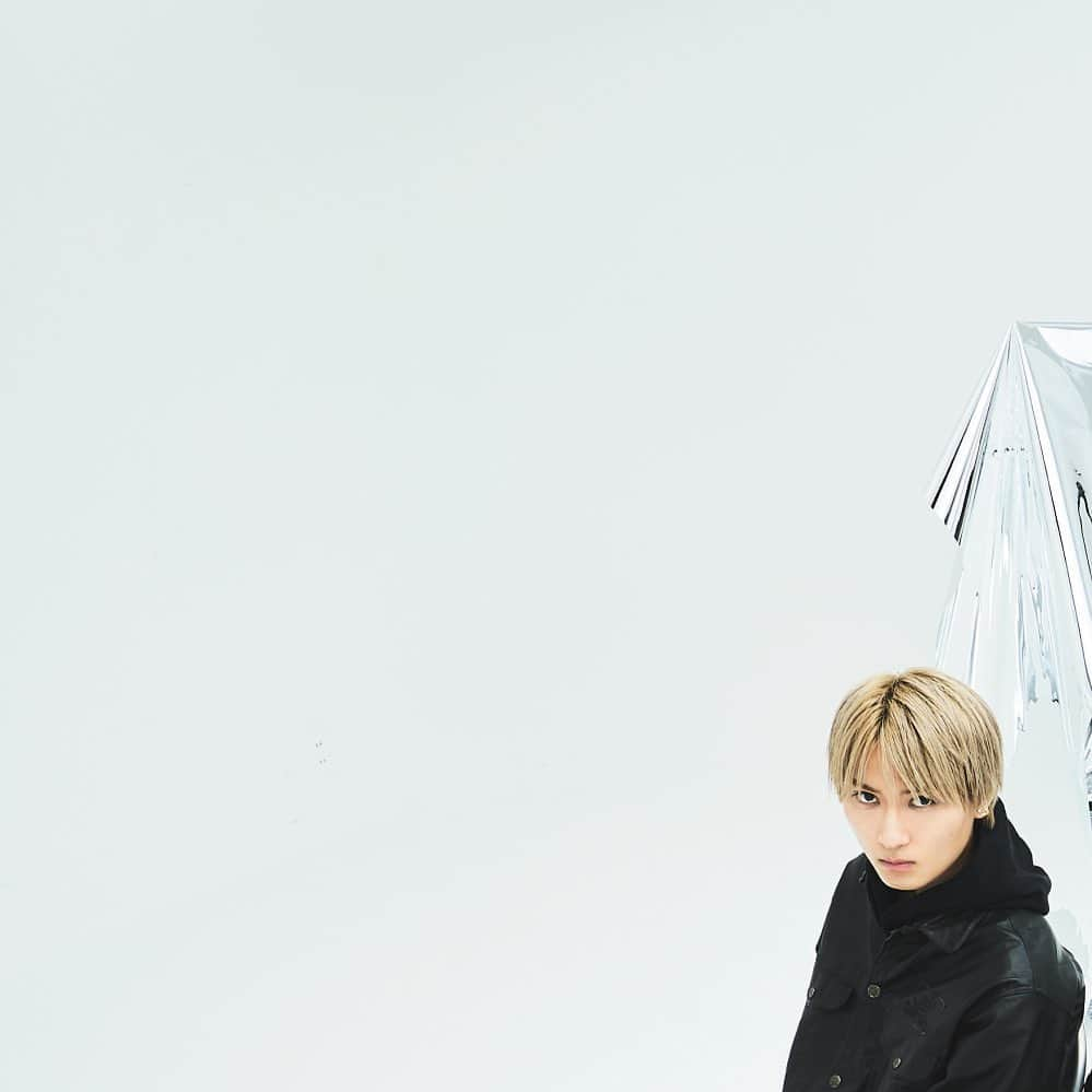 SUPER★DRAGONのインスタグラム：「. 5thアルバム「mirror」 メンバー直筆ライナーノーツ公開🖌  SUPER★DRAGON 5th ALBUM「mirror」 2023.3.1 physical release   M8:相合傘  相合傘。自分が作詞をさせて頂いた自信の一作です。 主人公とヒロインが雨の日に相合傘をきっかけに動き始める感情とヒロインの心が晴れて行くと同時に雨も止みそうになり2人を繋ぐ相合傘というものが無くなろうとしている。 メルヘンでピュアなラブソングを作りました。 小説を読む気分、映画は見る気分で是非たのしんでください。  writer #ジャン海渡  ーーーーーーーーーーーーーーーーーーーー   M12:Pop Star  堪えた憤り、不安で仕方なかった夜。 1ミリたりとも忘れた事はないけれど、今となっては笑い話です。 あの日あの時俺等は諦めなかった。 描き途中の夢の先の姿は、ロックスターでもヒップホップスターでもなく、ポップスター。 このタイミングで言い切るべき、歌うべきだと、強い使命感に駆られました。 決して自分達ごとで済ませたい訳じゃない。 貴方に届く事を強く願ってます。  writer #古川毅」