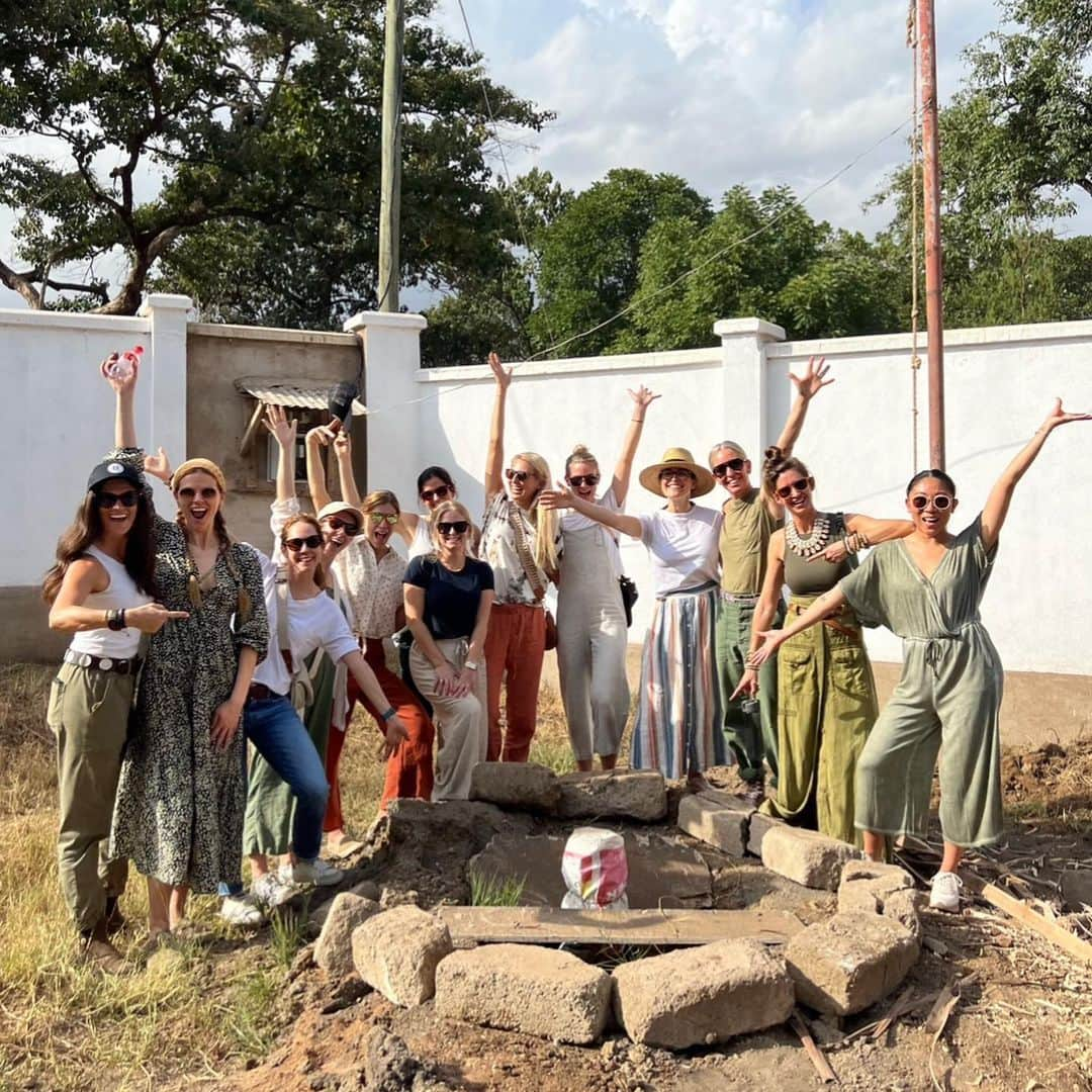 ブルックリン・デッカーのインスタグラム：「Thanks to SO MANY of you, we were able to raise enough funds to build a well to provide access to clean water 150 meters deep for the @tfftafrica learning center and the surrounding community. I am so grateful to rally with these women - a few old friends, many new, but ALL driven, no-BS humans who want to make the world a little better. What a gift. I’m so proud that we were able to conquer a challenge together (both fundraising, AND a half marathon at Mount Kilimanjaro 🤯) and humbled to learn more about the important work of Tanzanians on the ground led by the formidable  @meghanngsehorn   I’ll be spamming you with TZ content over the next few days.   Ps- love to my caboose who held me accountable and kept me going the whole way. 💪」