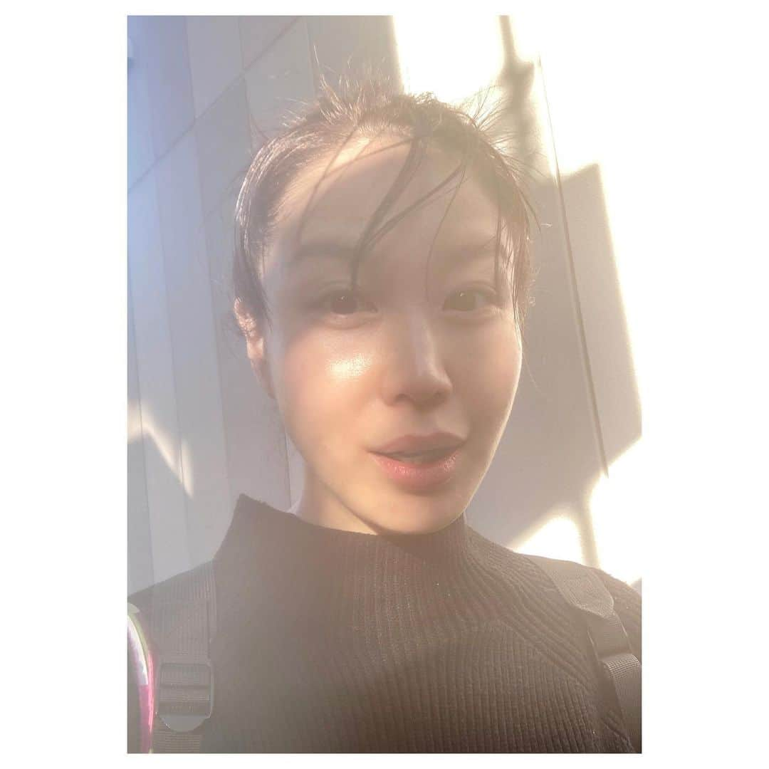 キタキマユのインスタグラム：「ロングヘアだから出来る、 かなり久しぶりのアップヘア💡💖  そして、写真あるあるの、 半目の瞬間もしっかりと押さえつつ…🤲✨（笑）  夕飯の買い物をして、 今日は、鶏ささみタコライスと🐤 アボカド卵サラダ🥑を、せっせせっせと拵えました🌈✨  暖かくなってきたからか、街ゆく人たちの表情も、心なしか明るく感じました🤲💖  春が待ち遠しいでございます🥰  #アップヘア #久しぶりのおだんごヘア  #上手くできず気にせずそのままお買い物へレッツゴー🙆‍♀️✨ #半目 😑✨ #写真あるある  #自撮りあるある  #ささみのタコライス 🐤 #アボカドサラダ 🥑 #せっせせっせ 🌸✨ #みんな笑顔が素敵 🥰 #もうすぐ春ですね 🌸 #uphair  #goshopping  #springscoming  #kitakimayu #キタキマユ」