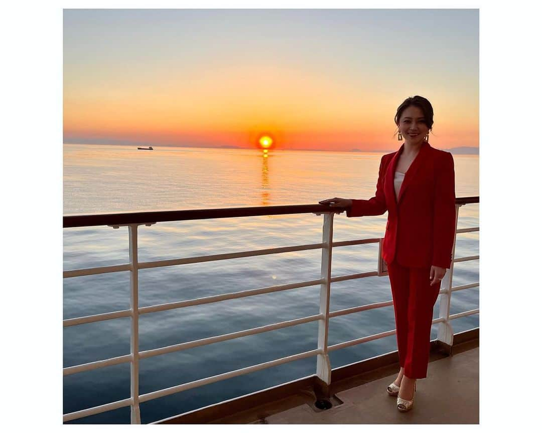 雅原慶さんのインスタグラム写真 - (雅原慶Instagram)「Cruise travelogue🚢PART.4  コンサートの開演10分前。  スタンバイ中に外をみたら、夕日がとんでもなく美しくて！  思わずみんなで一斉にデッキに出ました。  絵葉書のような景色✨  写真じゃなかなか伝わらない、生でみる美しさ…  なんと表現すればいいのか。言葉じゃ限界です。笑  ずっとクルーズで働いてる乗船員のスタッフの方も、  ここまで綺麗なサンセットは珍しいです〜と。  デッキで数分みんなとはしゃぎました。  ピアニストの方とも📷  夕日で心洗われたあとは、いざ、本番へ🎤🎹🎶  続く…  #にっぽん丸 #雅原慶 #夕日 #sunset」3月1日 0時31分 - kei_miyahara